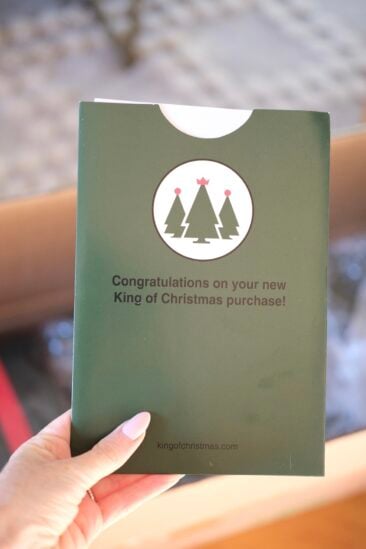 King of Christmas review covering realistic branches, sturdy metal stand, ornaments, garlands and wreaths; check the current King of Christmas promo codes!